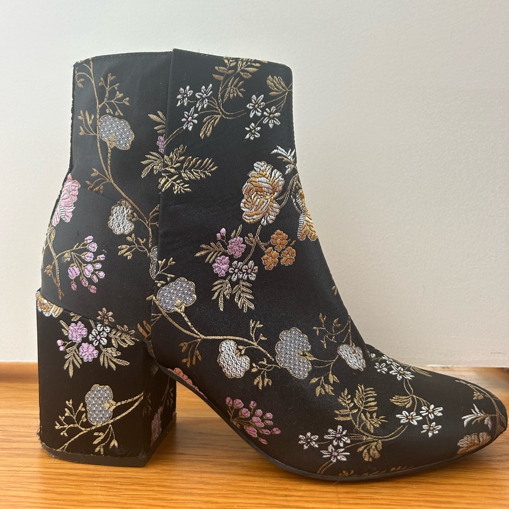 Floral print black ankle boots. Satin finish.